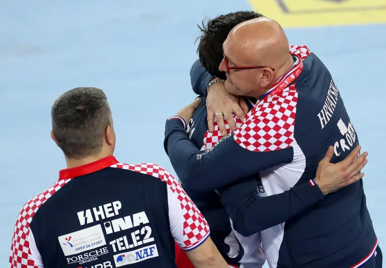 Sumnjalo se na srčani udar te su mu liječnici mu dugo pružali pomoć, no nažalost nisu uspjeli. Sarač je bio osvajač zlatne medalje s hrvatskom rukometnom reprezentacijom na Olimpijskim igrama u Atlanti 1996. godine, a s Hrvatskom ima i svjetsko srebro s Islanda 1995. te broncu iz Portugala 1994. godine.