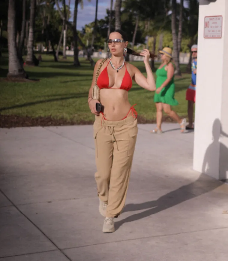 Božanstvena Hrvatica s brutalnim oblinama prava je senzacija na plaži u Miamiju: Pogledajte što je napravila pored vozila policije