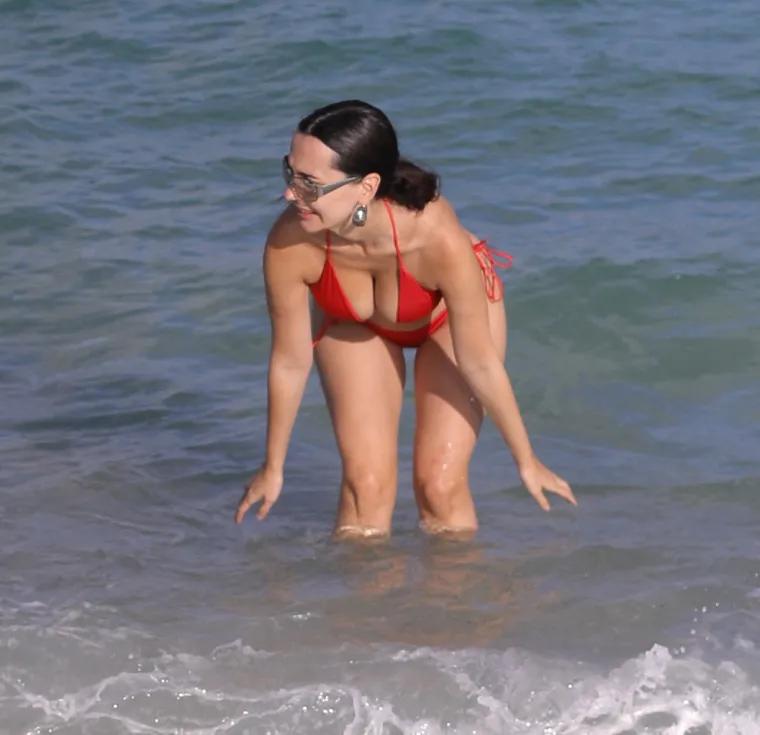 Božanstvena Hrvatica s brutalnim oblinama prava je senzacija na plaži u Miamiju: Pogledajte što je napravila pored vozila policije