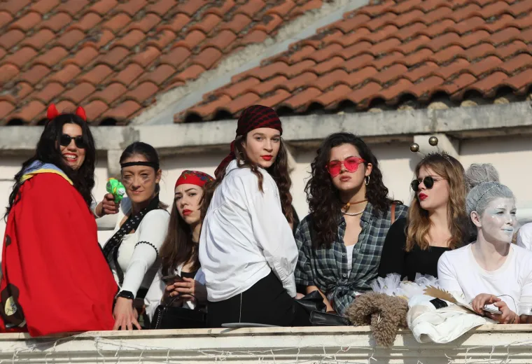 Svi su mislili da na traktoru stiže Let 3, a kad ono najkul bake u Hrvatskoj: Pogledajte kako se na hrvatskom otoku molilo za čednost