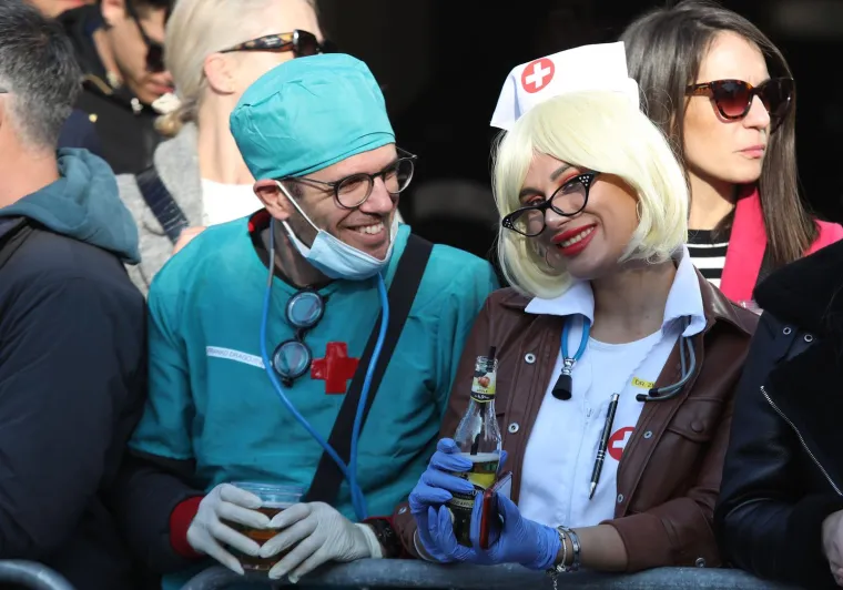 Svi su mislili da na traktoru stiže Let 3, a kad ono najkul bake u Hrvatskoj: Pogledajte kako se na hrvatskom otoku molilo za čednost
