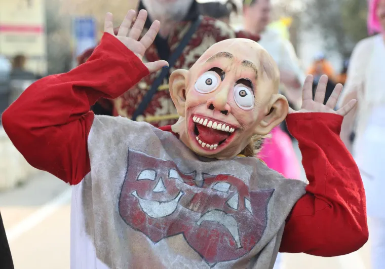 Svi su mislili da na traktoru stiže Let 3, a kad ono najkul bake u Hrvatskoj: Pogledajte kako se na hrvatskom otoku molilo za čednost