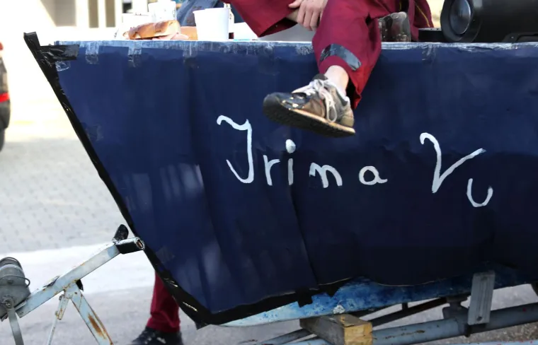 Svi su mislili da na traktoru stiže Let 3, a kad ono najkul bake u Hrvatskoj: Pogledajte kako se na hrvatskom otoku molilo za čednost