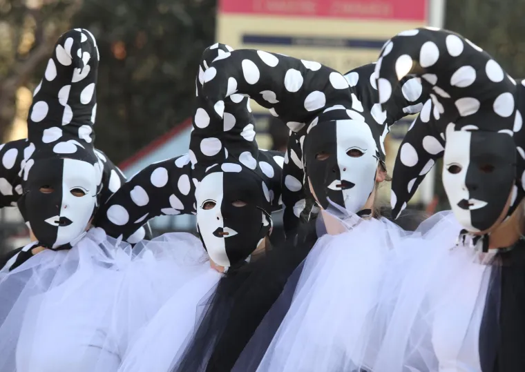 Svi su mislili da na traktoru stiže Let 3, a kad ono najkul bake u Hrvatskoj: Pogledajte kako se na hrvatskom otoku molilo za čednost
