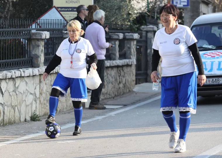 Svi su mislili da na traktoru stiže Let 3, a kad ono najkul bake u Hrvatskoj: Pogledajte kako se na hrvatskom otoku molilo za čednost