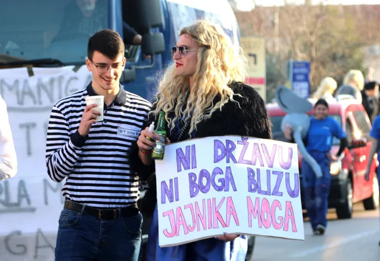 Svi su mislili da na traktoru stiže Let 3, a kad ono najkul bake u Hrvatskoj: Pogledajte kako se na hrvatskom otoku molilo za čednost