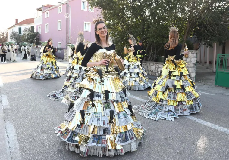 Svi su mislili da na traktoru stiže Let 3, a kad ono najkul bake u Hrvatskoj: Pogledajte kako se na hrvatskom otoku molilo za čednost