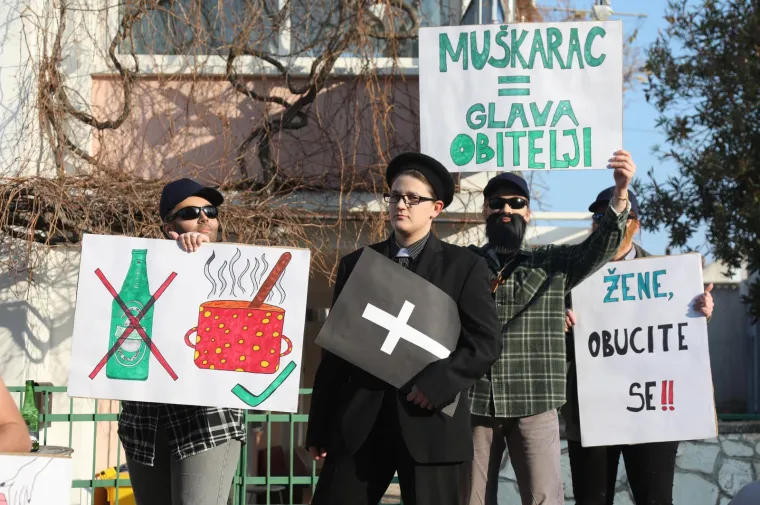 Svi su mislili da na traktoru stiže Let 3, a kad ono najkul bake u Hrvatskoj: Pogledajte kako se na hrvatskom otoku molilo za čednost