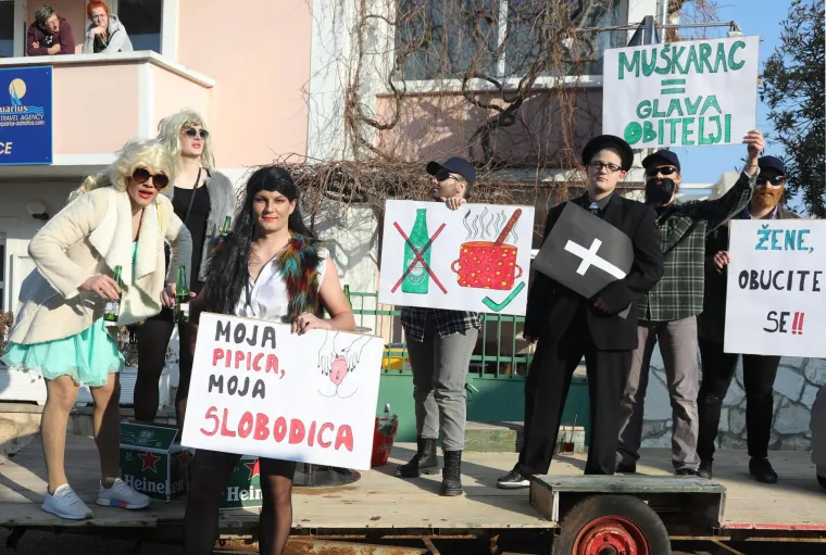 Svi su mislili da na traktoru stiže Let 3, a kad ono najkul bake u Hrvatskoj: Pogledajte kako se na hrvatskom otoku molilo za čednost