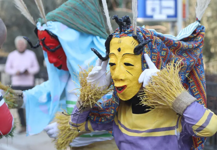 Svi su mislili da na traktoru stiže Let 3, a kad ono najkul bake u Hrvatskoj: Pogledajte kako se na hrvatskom otoku molilo za čednost