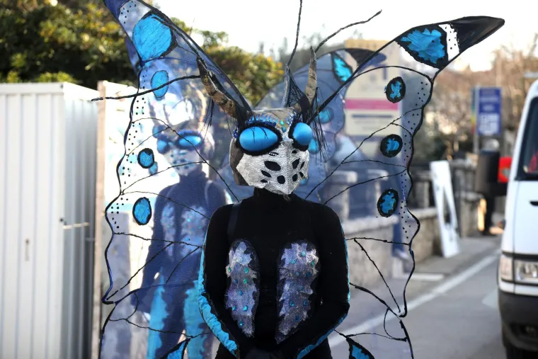 Svi su mislili da na traktoru stiže Let 3, a kad ono najkul bake u Hrvatskoj: Pogledajte kako se na hrvatskom otoku molilo za čednost