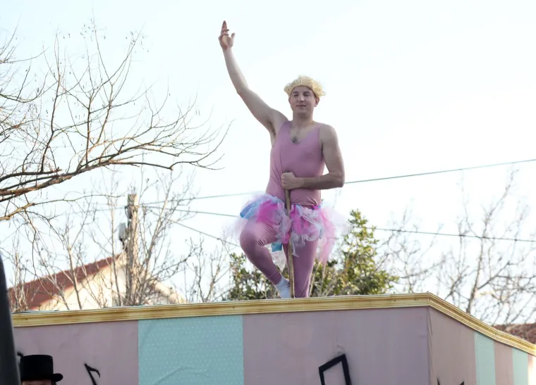 Svi su mislili da na traktoru stiže Let 3, a kad ono najkul bake u Hrvatskoj: Pogledajte kako se na hrvatskom otoku molilo za čednost