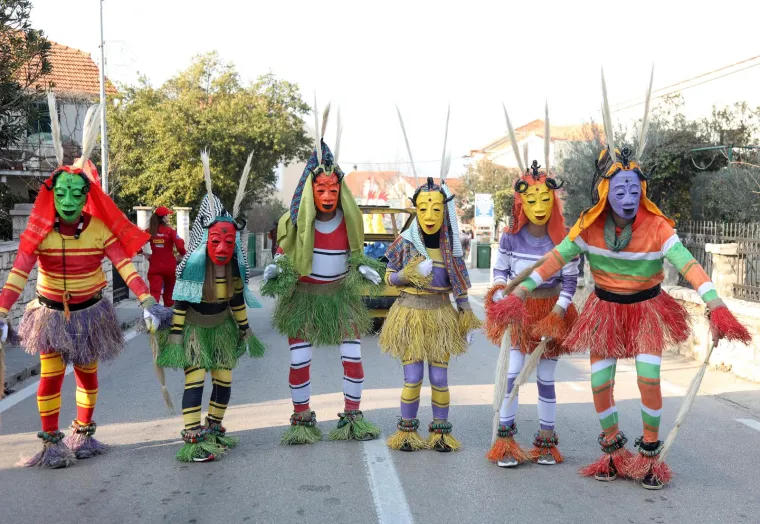 Svi su mislili da na traktoru stiže Let 3, a kad ono najkul bake u Hrvatskoj: Pogledajte kako se na hrvatskom otoku molilo za čednost