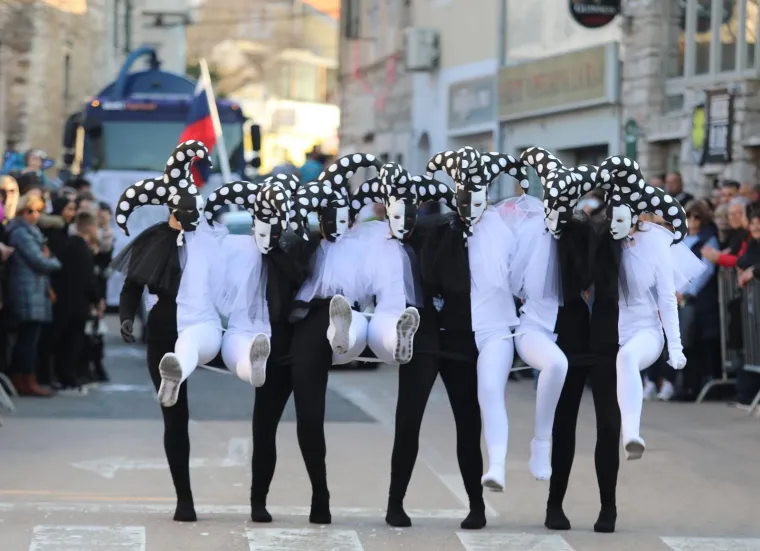 Svi su mislili da na traktoru stiže Let 3, a kad ono najkul bake u Hrvatskoj: Pogledajte kako se na hrvatskom otoku molilo za čednost