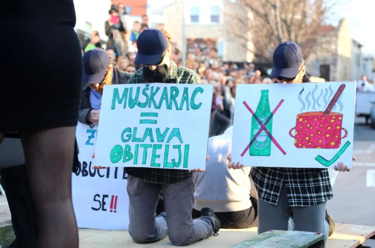 Svi su mislili da na traktoru stiže Let 3, a kad ono najkul bake u Hrvatskoj: Pogledajte kako se na hrvatskom otoku molilo za čednost