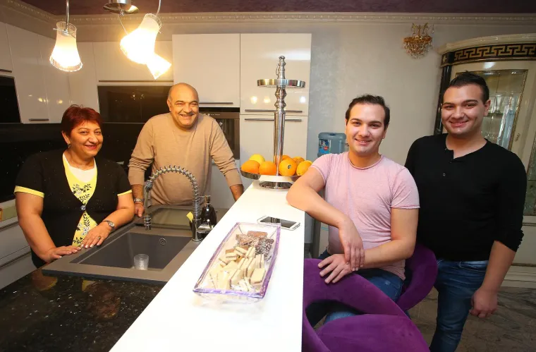 &quot;Gledamo sliku i smijemo se. To je fotošop. Misliš li da bi pored svih nas moji sinovi mogli promijeniti spol? Oni su rođeni muškarci, ne mogu biti žene. Oprosti, ali trebao bi doći kod nas u goste i vidjeti ima li muški spolni organ u gaćama. Oprosti na ružnom rječniku, ali drugačije ti ne znam objasniti. Morat će pokazati onu stvar da bi se svi uvjerili da nije postao žena. Ju, svašta&quot;, rekla je Mikina majka Rada tada za Kurir.