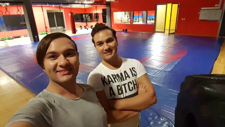 Njih dvojica su od rođenja do šestog razreda osnovne škole živjeli u Njemačkoj, a onda su se preselili u Srbiju. Srednju frizersku školu završili su u Nišu, nakon čega su se opet vratili u Njemačku. Nakon sudjelovanja u regionalnom &quot;Big Brotheru&quot; i showu &quot;Mijenjam ženu&quot; živjeli su u Reki kraj Koprivnice. Blizance je &quot;udomila&quot; Branka Radić (83). 
