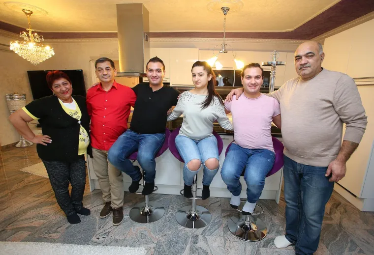 Njihov otac Rade Vasić (62) tada je bliskom prijatelju ispričao kako su mu se djeca morala vratiti u Malu Planu u Srbiju jer ih je ljutita Branka izbacila iz svoje kuće. &quot;Maltretirala ih je i potjerala. Uzela im je sve što im je kupila&quot;, rekao je Rade prijatelju, a Mika je tvrdio da nikakvih problema s Brankom nije bilo.