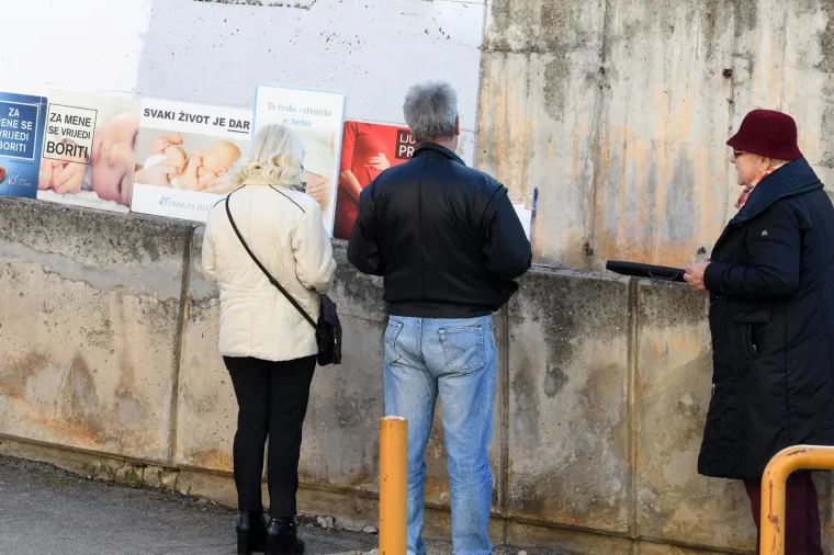 Započela Korizma, ali i '40 dana za život' u Šibeniku. Molitelji ispred bolnice postavili transparente