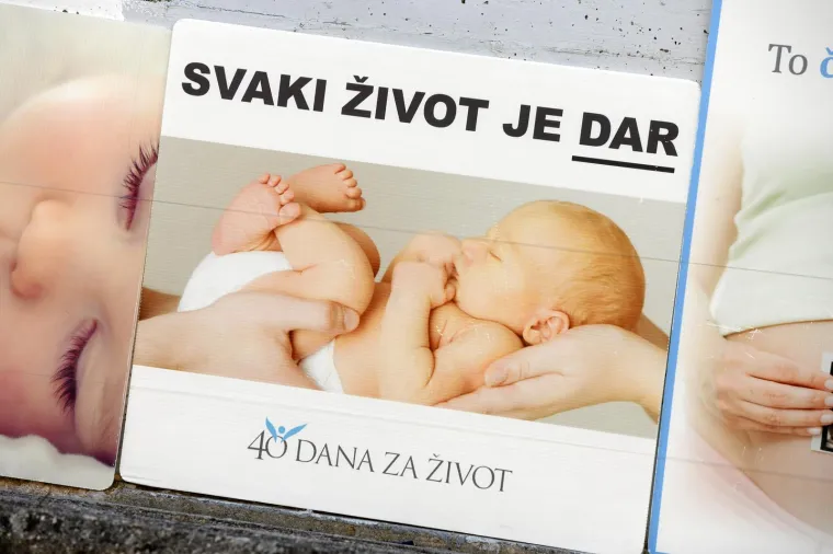 Započela Korizma, ali i '40 dana za život' u Šibeniku. Molitelji ispred bolnice postavili transparente
