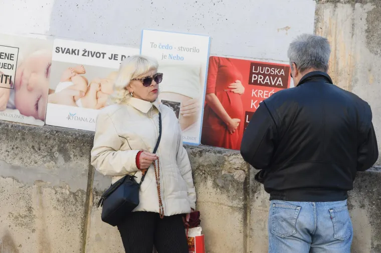 Započela Korizma, ali i '40 dana za život' u Šibeniku. Molitelji ispred bolnice postavili transparente