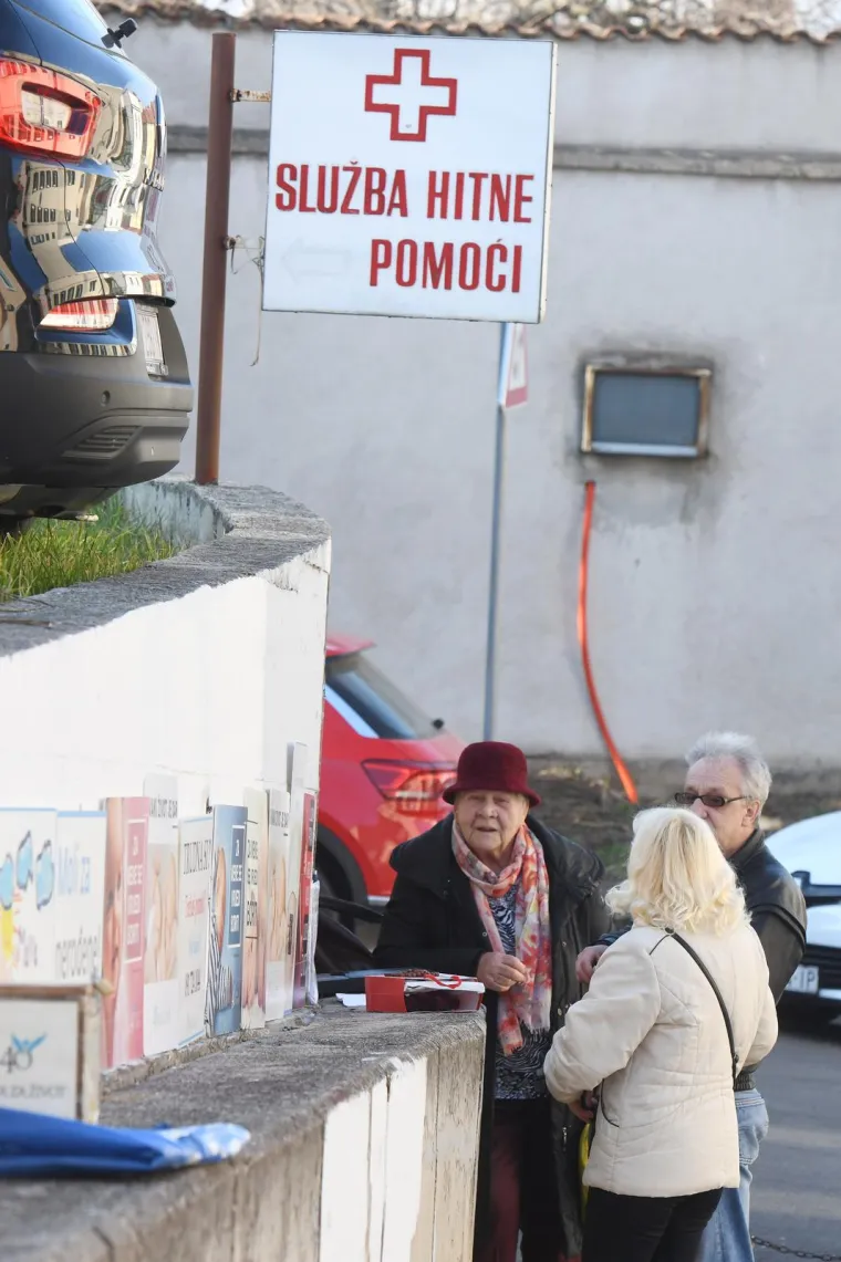 Započela Korizma, ali i '40 dana za život' u Šibeniku. Molitelji ispred bolnice postavili transparente