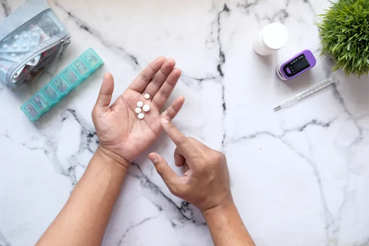 Stručnjaci savjetuju kako je najbolje da vodite evidenciju o simptomima koji su uzrokovani lijekovima koje uzimate, uključujući dodatke prehrani i lijekove bez recepta. 