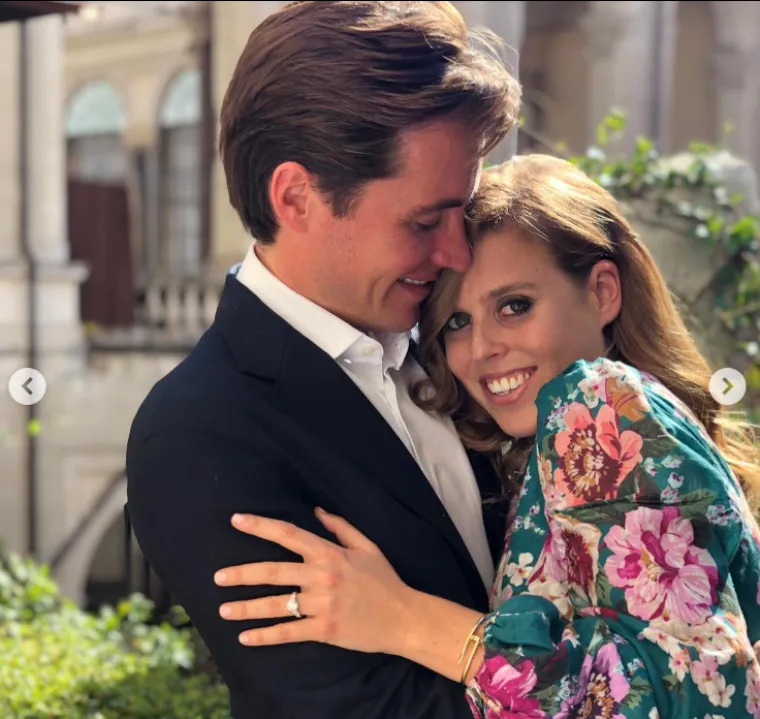 Otprilike godinu dana nakon &scaron;to su se pojavile vijesti o njihovoj vezi, princeza Beatrice i Edoardo Mapelli Mozzi objavili su svoje zaruke u rujnu 2019. Investitor je zaprosio Beatrice tijekom putovanja u Italiju ranije tog mjeseca uoči vjenčanja Mishe Nonoo, zaprosio ju je dijamantnim prstenenom Shauna Leanea. Par se namjeravao vjenčati u svibnju 2020., ali su odustali od plana nakon početka pandemije. U srpnju je palača objavila da su se Beatrice i Edo tiho vjenčali na "maloj privatnoj ceremoniji" u Kraljevskoj kapeli Svih Svetih u Royal Lodge, gdje je princeza odrasla. Kraljica Elizabeta II. i princ Philip nazočili su vjenčanju koje je održano prema vladinim sigurnosnim smjernicama.