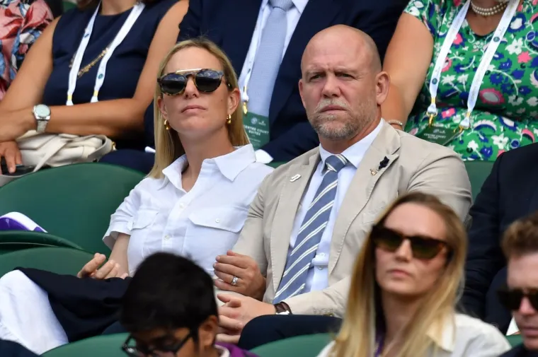 Nakon sedam godina veze, Mike Tindall zaprosio je Zaru Phillips tijekom mirne noći u njihovoj kući u Cheltenhamu. "Bio sam gore i skupljao hrabrost da to učinim, dok je Zara dolje gledala televiziju", rekao je biv&scaron;i profesionalni igrač ragbija za The Daily Mail 2011.  Par se zaručio samo nekoliko tjedana nakon &scaron;to su Zarin rođak princ William i tada&scaron;nja djevojka Kate objavili vijest o vlastitim zarukama &mdash; &scaron;to je Mike priznao da je utjecalo na njegove planove da zaprosi Zaru! "Razmi&scaron;ljao sam o tome godinama, čekajući da pitam, ali onda se moj brat zaručio, kao i izvjesni vojvoda od Cambridgea. Mislio sam da je bolje da nastavim s tim", na&scaron;alio se za Daily Mail. Par se vjenčao u Canongate Kirk u Edinburghu u &Scaron;kotskoj u srpnju 2011.