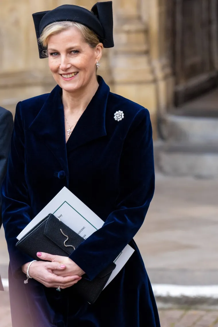 Nakon pet godina veze, princ Edward zaprosio je Sophie Rhys-Jones dok su bili na odmoru na Bahamima u prosincu 1998., objavio je Vanity Fair. Par je sretnu vijest objavio u siječnju 1999., a Sophie je na popratnom foto pozivu pokazala svoj zaručnički prsten s tri dijamanta. "Uspio sam je potpuno iznenaditi. Nije imala pojma da se to sprema, &scaron;to sam stvarno želio učiniti", rekao je princ Edward u videosnimci koju je podijelio Associated Press. Slažući se sa svojim zaručnikom, Sophie je rekla novinarima: "Bila sam malo zapanjena na minutu, a onda sam shvatila da bih zapravo trebala odgovoriti na pitanje, pa sam onda rekla da. Rekla sam, 'Da, molim.' Edward i Sophie su se vjenčali pet mjeseci kasnije u kapelici St. George's u dvorcu Windsor u lipnju 1999. godine.