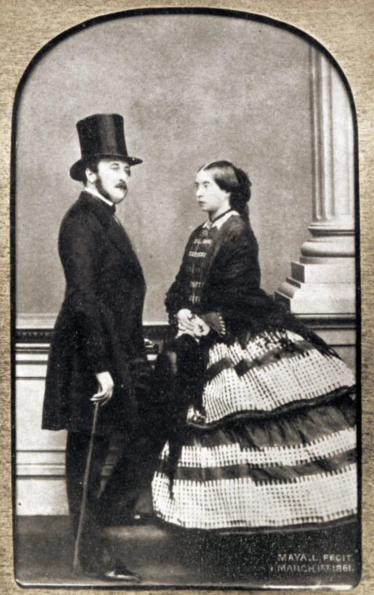 Malo je poznata činjenica da je kraljica Viktorija zaprosila princa Alberta! Prvi put su se sreli na proslavi njezina 17. rođendana 1836. i "gotovo su se odmah zaljubili", prema Kraljevskom muzeju Greenwich.
"Nakon &scaron;to je Victoria do&scaron;la na prijestolje 1837., tradicija je nalagala da nitko ne može zaprositi vladajućeg monarha. Stoga je Victoria zaprosila Alberta - zaprosila ga je tijekom njegovog drugog posjeta u listopadu 1839. dvorcu Windsor u Berkshireu", navodi povijesna organizacija. Njihovo vjenčanje održano je u veljači 1840. u Kraljevskoj kapeli palače St. James', gdje je kraljica Victoria postavila jo&scaron; uvijek kultni trend no&scaron;enja mladenki u bijelom. Iako je Victoria to tražila, Albert joj je ipak dao prsten za uspomenu na njihove zaruke, izvijestio je The Court Jeweller. Jedinstvena zlatna traka izgledala je poput zmije, svjetlucajući od smaragda i rubina. Iako je zmijoliki nakit danas netipičan za zaruke, bio je to trend u viktorijansko doba, jer su zmije smatrane simbolima vječne ljubavi.