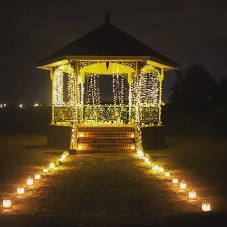 Daisy se jednom spustila niz liticu u Lake Districtu, kroz blato i vodu s ruksakom i stolom, stolicama, svijećama i &scaron;ampanjcem pričvr&scaron;ćenim za sebe. 