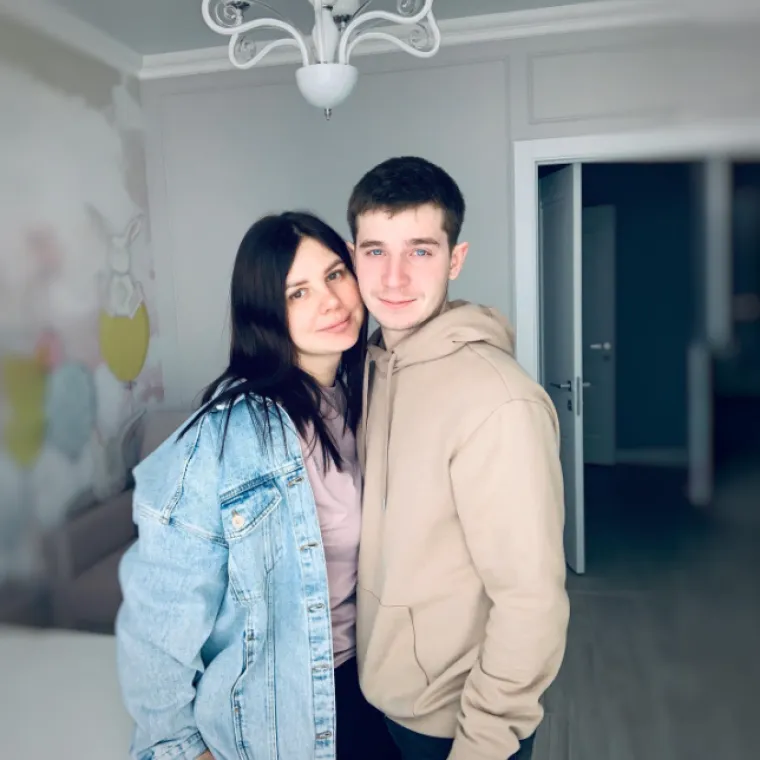Nakon što je obznanila svoju vezu s posinkom, Marina je napisala: &quot;Toliko ljudi mi govori da se šminkam, stavljam umjetne trepavice i uvijam stidne dlačice - za novog muža.&quot;