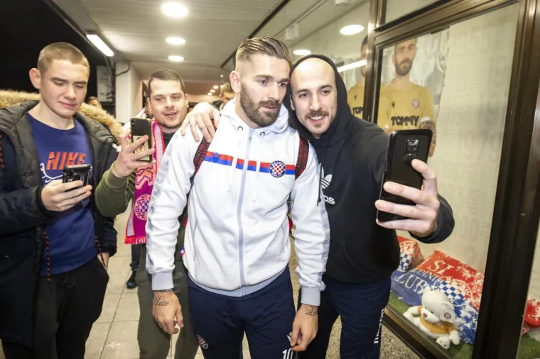 5.12.2021. - Navijači priredili doček igračima Hajduka koji su slavili u derbiju s Dinamom na Maksimiru