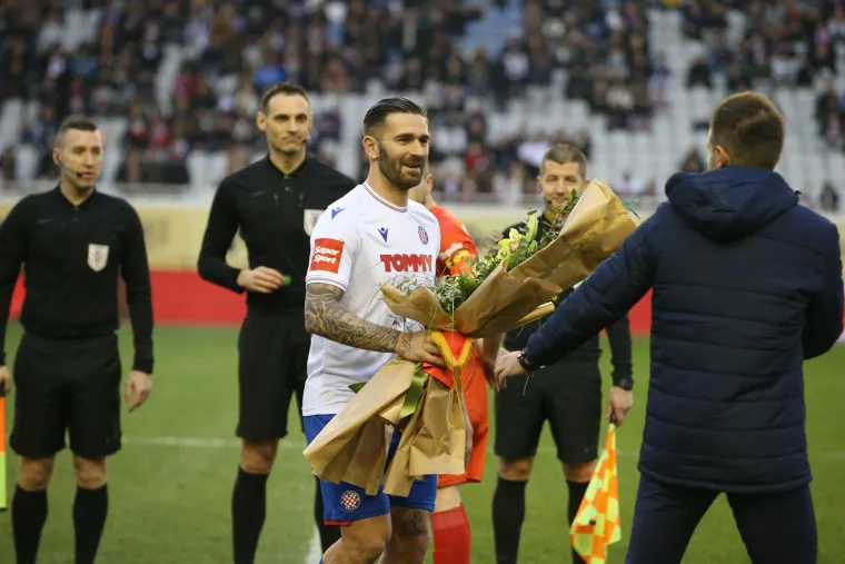 19.2.2023. - Posljednja stanica ovog vremeplova. Gorica je uoči utakmice protiv Hajduka čestitala Bijelima 112. rođendan kluba te uručila cvijeće kapetanu Marku Livaji