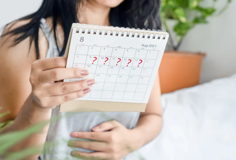 3. Moguća trudnoća: Menstruacija prestaje kada dođe do trudnoće, ali je prilično uobičajeno da postoje manja krvarenja, posebno u ranim fazama. Statistike kažu da otprilike jedna od četiri trudnice iskusi oskudna krvarenja tokom prvog tromjesečja trudnoće. Sam proces oplodnje jajne ćelije može biti odgovoran za pojavu krvarenja, čak i do dva tjedna od momenta oplodnje. Krvarenje kasnije u trudnoći može biti razlog za zabrinutost. U ranoj trudnoći to obično nije slučaj. Ipak, važno je da kontaktirate liječnika ako primjetite krvarenje u bilo kom trenutku trudnoće.