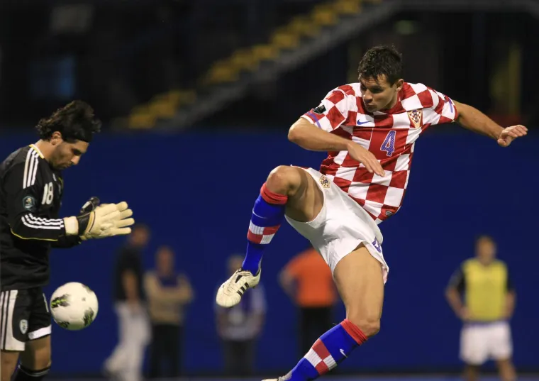 Od golobradog dječaka do neprijelaznog bedema: Ovako je izgledao put Dejana Lovrena u dresu Vatrenih