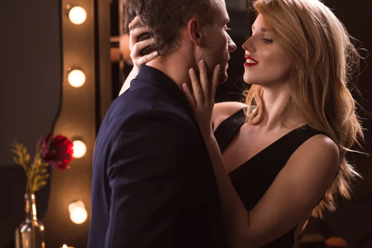 Rekla je da se nedavno  viđala s tri muškaraca – bankarom, odvjetnikom i PR stručnjakom. Sada je u trogodišnjoj vezi s odvjetnikom i bila je oduševljena kada ju je prošlog mjeseca zaprosio. 