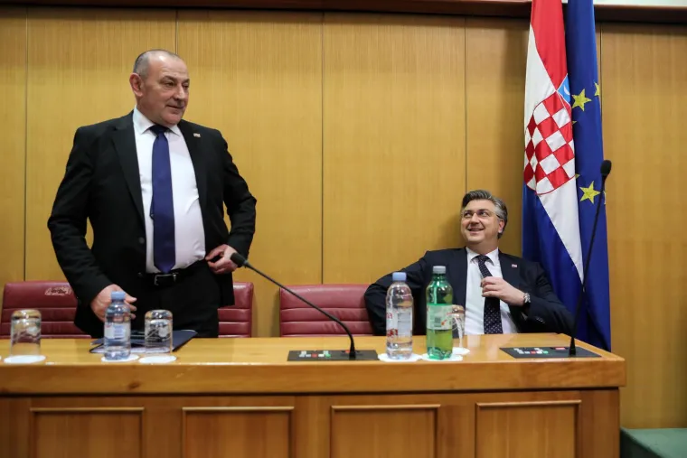 Pogledajte kako Plenković izgleda dok Sabor raspravlja o njegovom opozivu