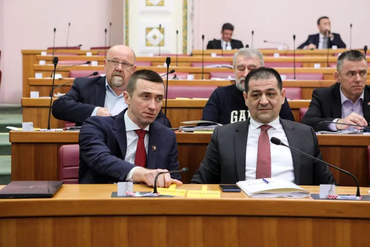 Pogledajte kako Plenković izgleda dok Sabor raspravlja o njegovom opozivu