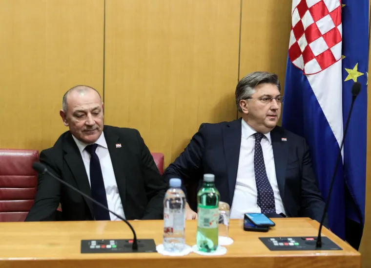 Pogledajte kako Plenković izgleda dok Sabor raspravlja o njegovom opozivu