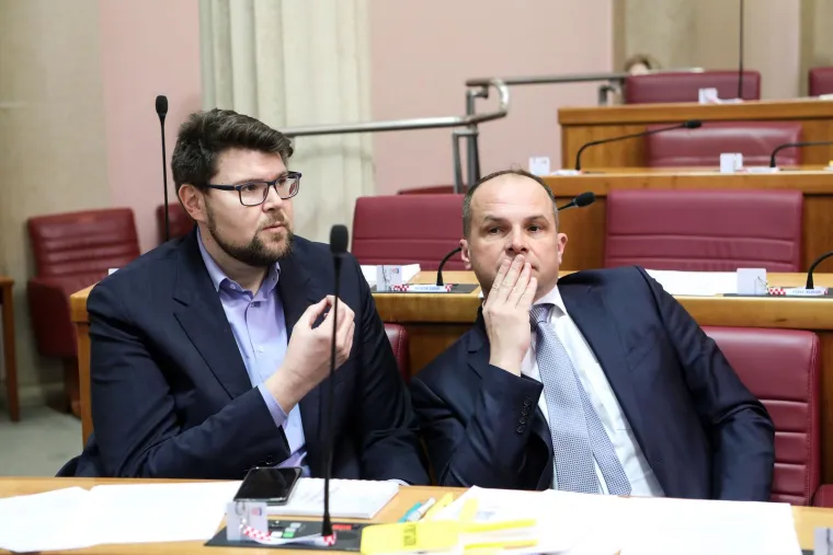 Pogledajte kako Plenković izgleda dok Sabor raspravlja o njegovom opozivu