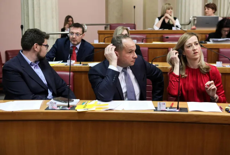 Pogledajte kako Plenković izgleda dok Sabor raspravlja o njegovom opozivu