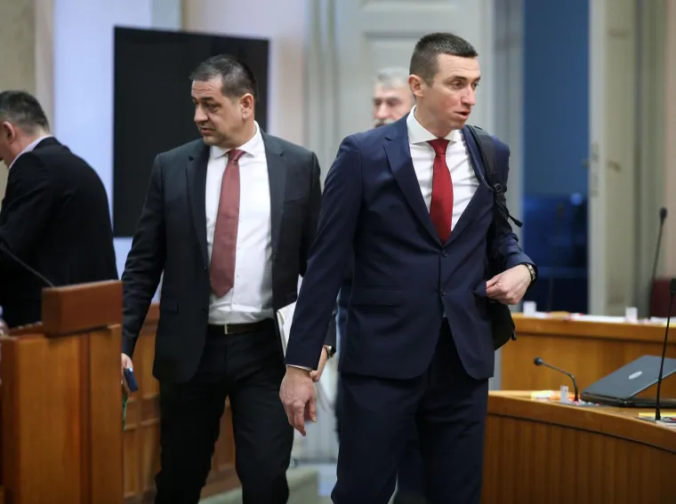 Pogledajte kako Plenković izgleda dok Sabor raspravlja o njegovom opozivu