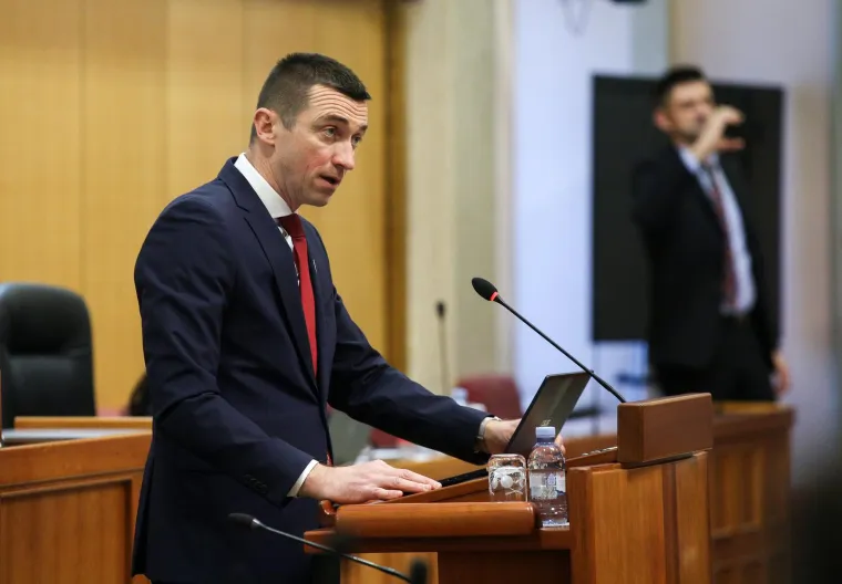 Pogledajte kako Plenković izgleda dok Sabor raspravlja o njegovom opozivu