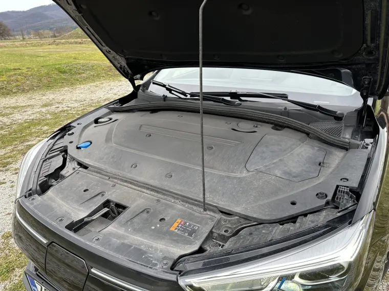Ispod poklopca motora, kao i kod svakog električnog automobila nema se što vidjeti, ali šteta što nisu našli mjesta za manji prtljažnik gdje bi se mogli držati kablovi