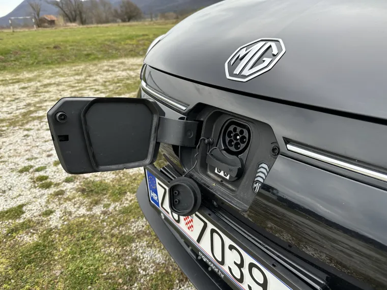 Punjač se nalazi na nosu automobila što je super je na punionicama ne morate brinuti s koje strane parkirati 