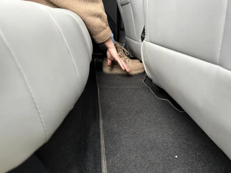 Kako je MG5 električni automobil, nema tunela u sredini pa tako putinci na stražnjoj klupi imaju puno mjesta za stopala