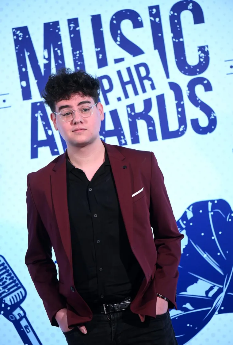 Trijumf Mije Dim&scaron;ić i Luke Nižetića: Top.hr Music Awards privukao estradnu kremu, a nije nedostajalo ni seksepila