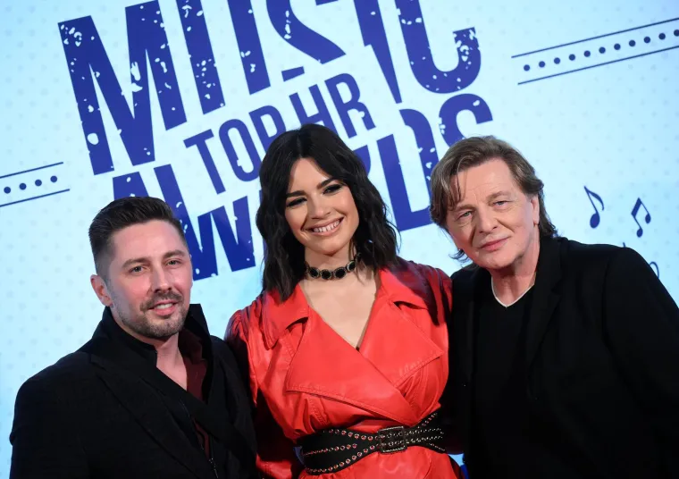 Mia Dim&scaron;ić, Danijel Popović